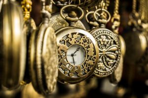 Hanging golden pocket watches 300x199 - Hanging golden pocket watches